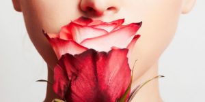 "5 полезных свойств роз при уходе за кожей"