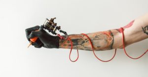 "Как лазерная эпиляция влияет на татуировку"